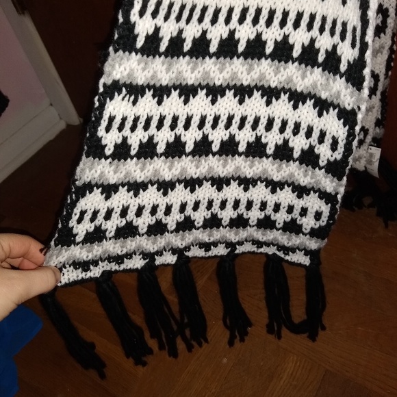 Scarf - Picture 2 of 3